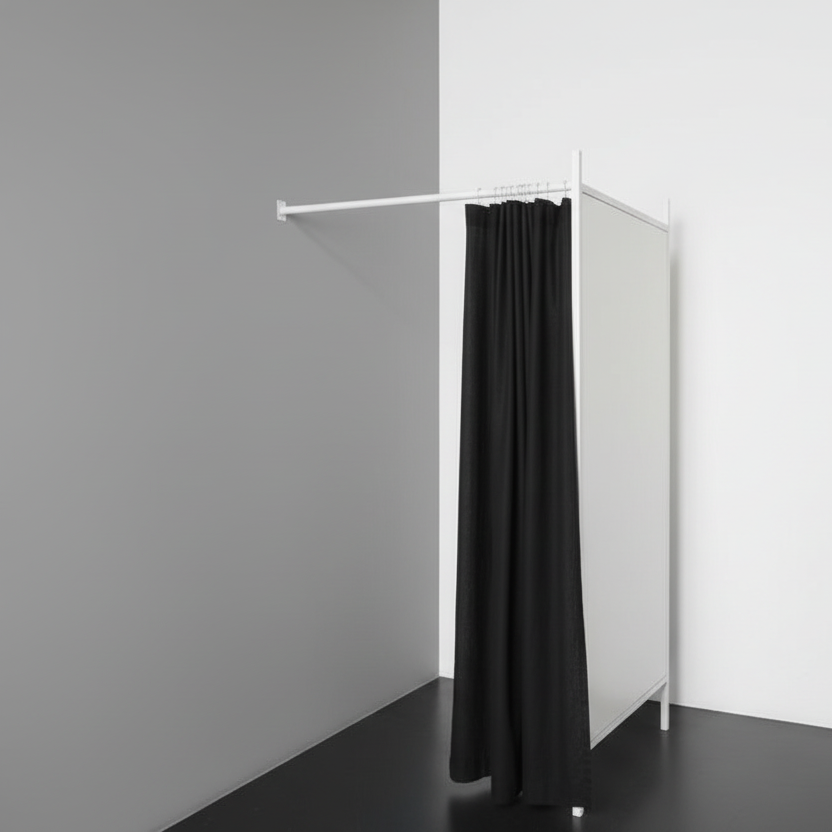 1-sidig prøverom. Sett med ramme i hvit, inkl. 1 sort forheng, plate i hvit. B 100 x D 100 x H 210 cm.