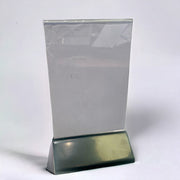 Skilteholder inkl. A6 akryl med sort plastikkfot. 10,5 x 6,5 x H 19 cm.