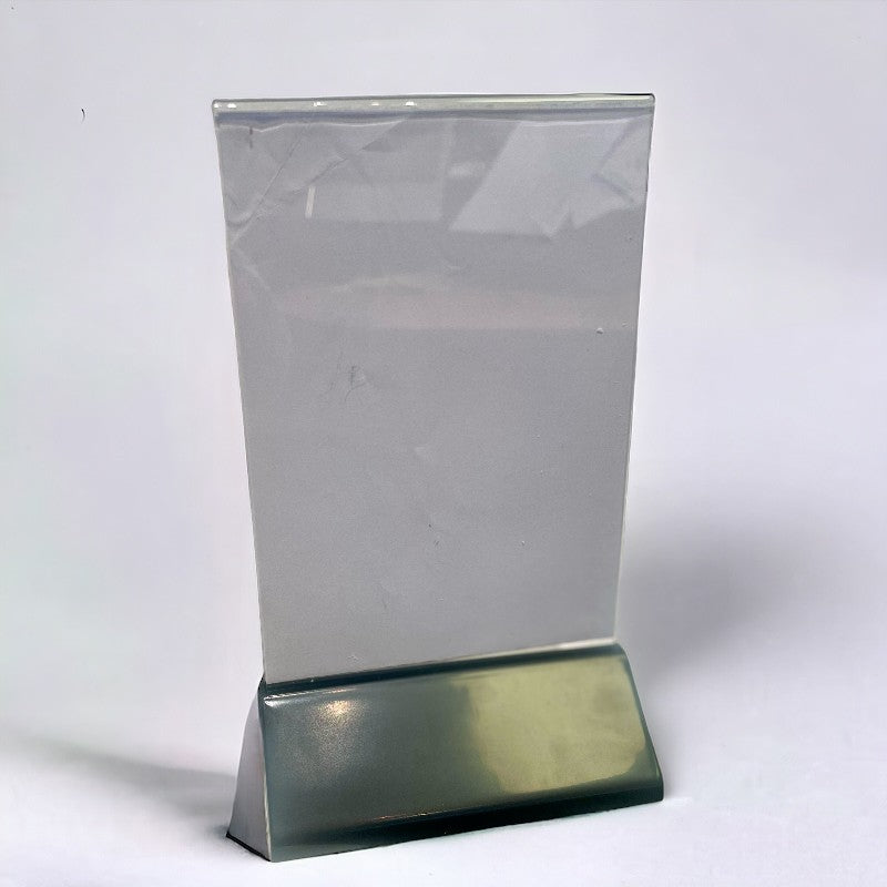 Skilteholder inkl. A6 akryl med sort plastikkfot. 10,5 x 6,5 x H 19 cm.