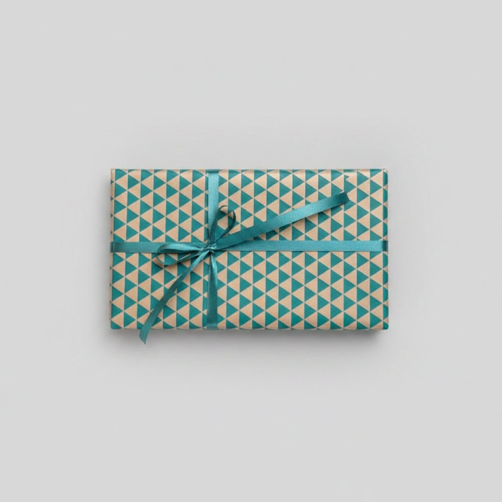 Julepapir B 50 cm. Gull med trekanter, 50 cm x 100 mtr *