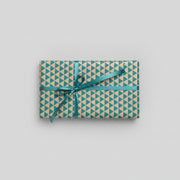 Julepapir B 50 cm. Gull med trekanter, 50 cm x 100 mtr *