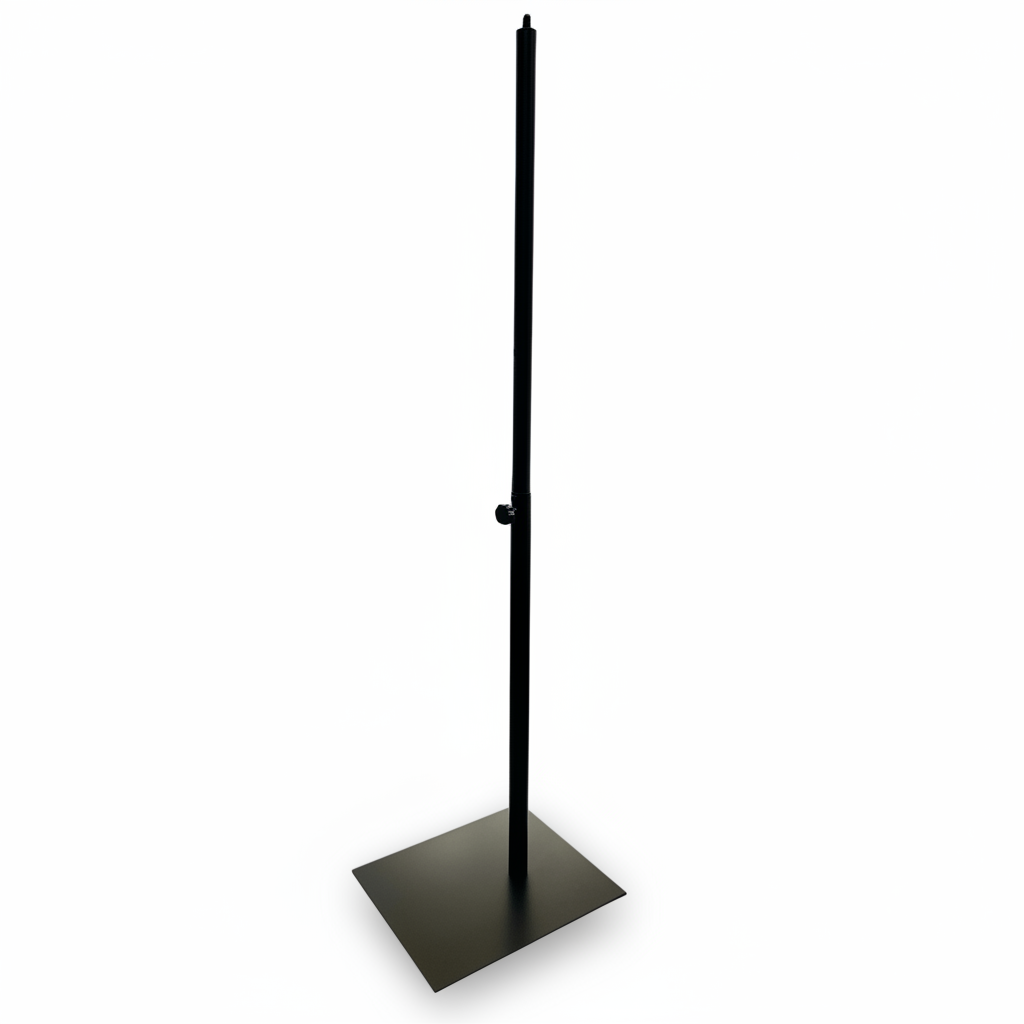 Metallfot for torso eller buste. Firkantrun fot 32 x 27 cm. Svart metall. Inkl. skrue til torso
