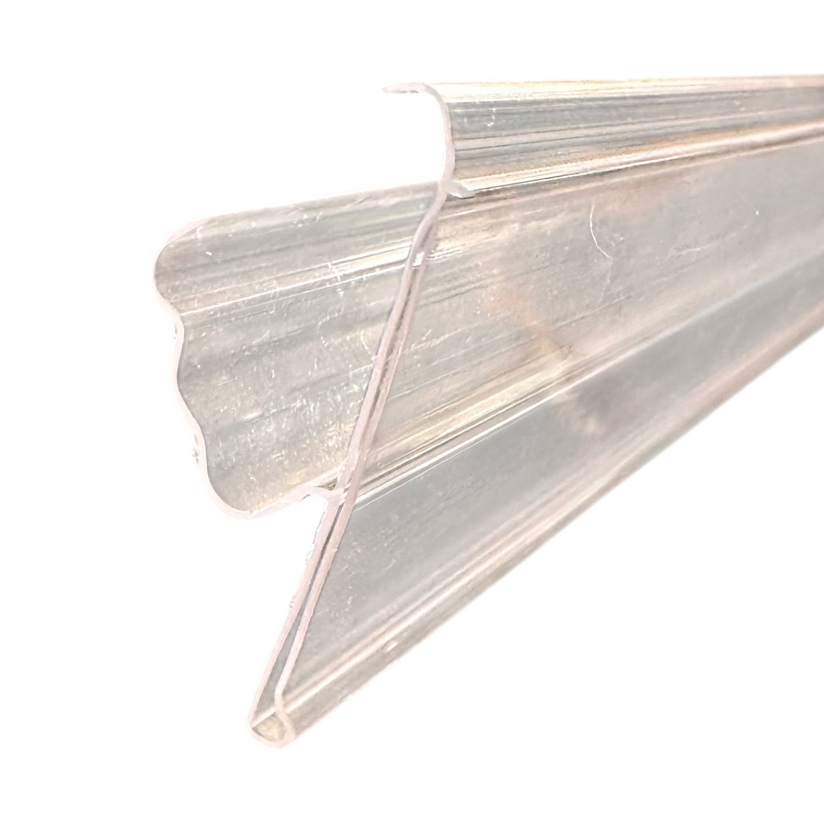 Dataliste med hyllegrep i klar plast – 98,8 cm x H3,9 cm