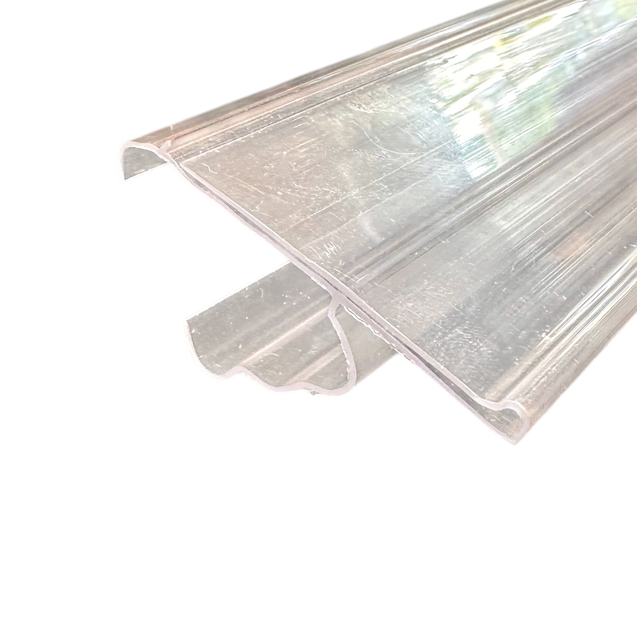 Dataliste med hyllegrep i klar plast – 98,8 cm x H3,9 cm
