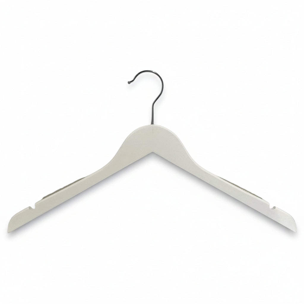 Træbøjle, massiv, flat, voksen, med gummi og hake, uten stang, hvid, 12 mm tykk, 45 cm. Pakke m/ 10 stk. Stykkpris