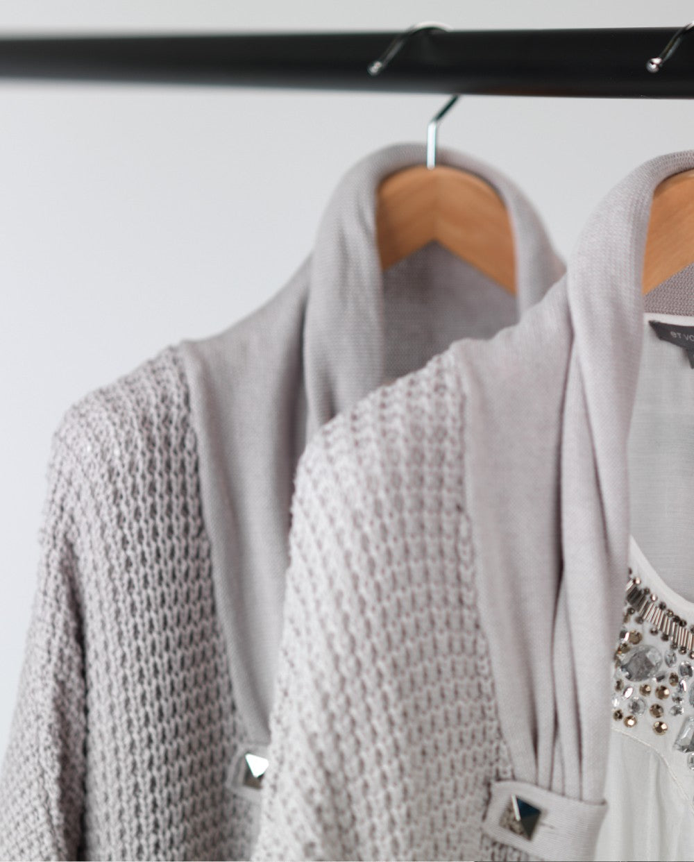 Tre kleshenger, massiv, vinklet, voksen, ekstra kraftig, med sklisikker bukselist, hvit, 13/50 mm tykk, 45 cm