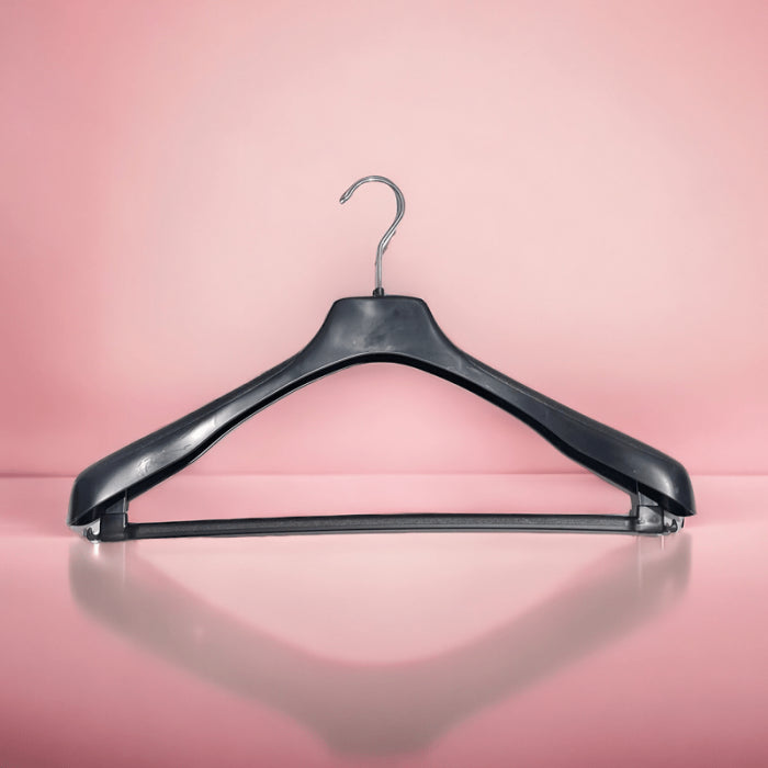 Kraftig jakkekrok i plast, svart, 45 cm, skulder 4,0 cm, med stang, pakket med 55 stk. Lettvekt