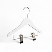 Flat trekleshenger med klyper til baby – matt hvit – 27 cm – 50 stk.