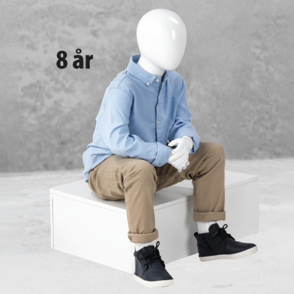 Barne­mannekeng, 8 år, med hode, uten ansikt, hvit high gloss, sittende