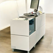 Bankdisksett med 2 disker og frontplater, total høyde 93 cm, lengde 170 cm, 1 flyttbar hylle og låsbar skuff.