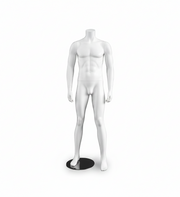 3000 herremannequin. Hvit uten hode. Rund metallfot. H 175 cm. Modell A, står med spredte ben