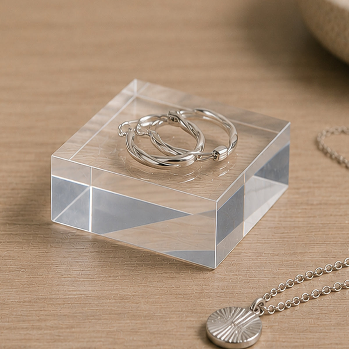 Displayblokk, klar akryl, 10,5 x 10,5 x H4 cm, til smykker