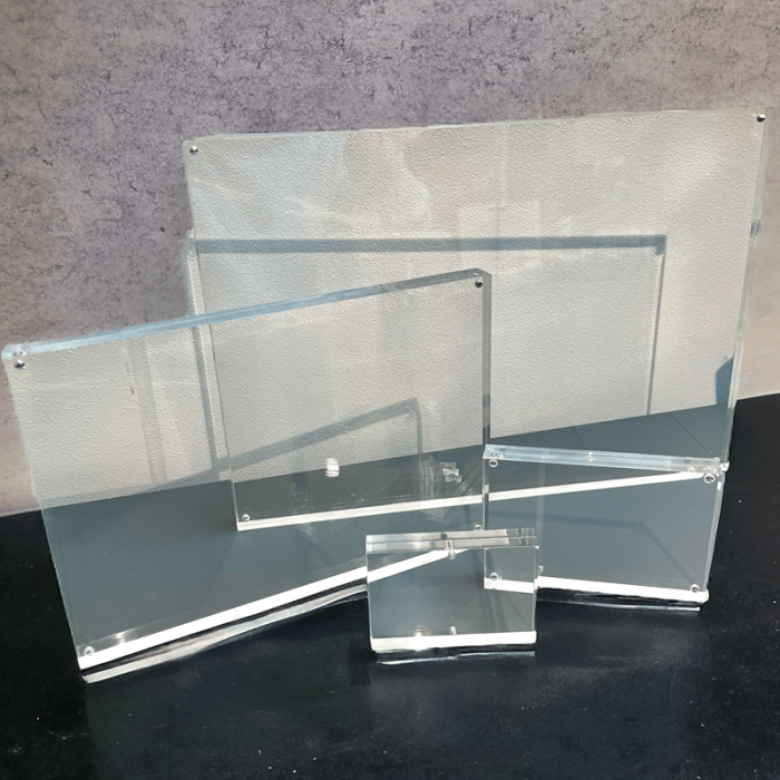 Magnetisk skiltstativ, A7, B 7,5 x D 2 x H 10,5 cm, klar akryl