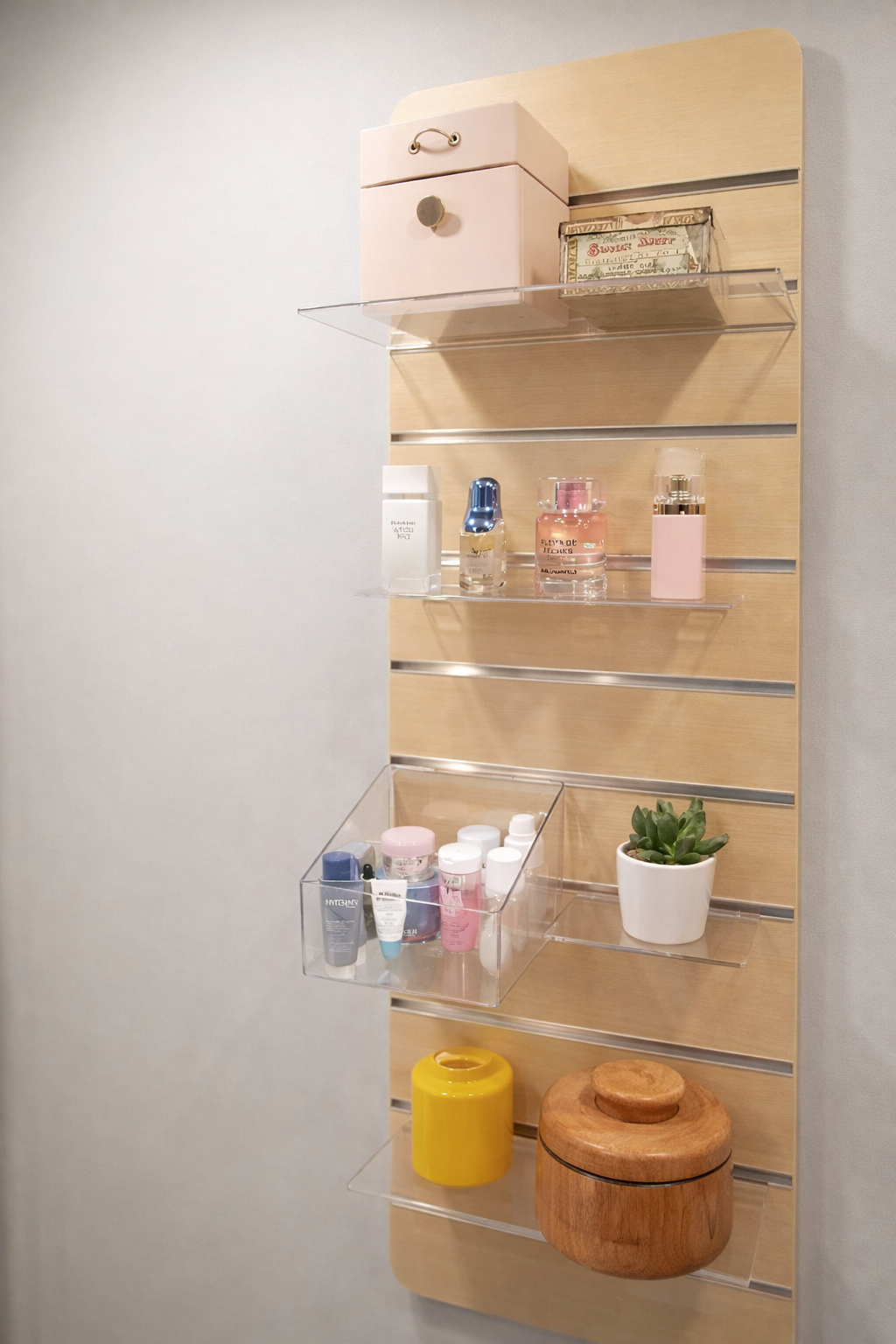 Småtingvegg på rillepanel med tilbehør