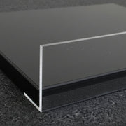 Melaminhylle svart, skrå, med forkant i svart, 91 x 37 cm