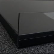 Melaminhylle svart, skrå, med forkant i svart, 61 x 37 cm