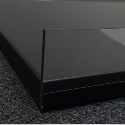 Melaminhylle svart, skrå, med forkant i svart, 61 x 37 cm