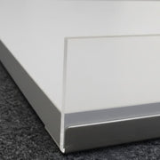 Melaminhylle grå, skrå, med forkant i krom, 91 x 37 cm