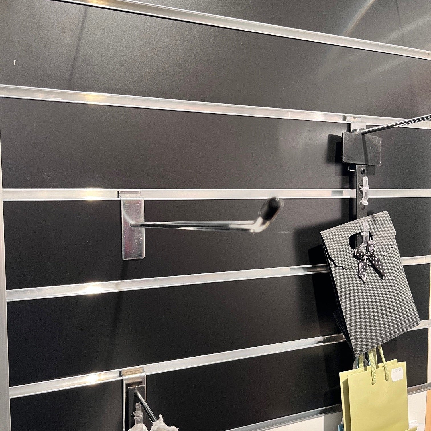 Varekrok for panel, krom, 30 cm. Ø 6 mm sort endestykke.