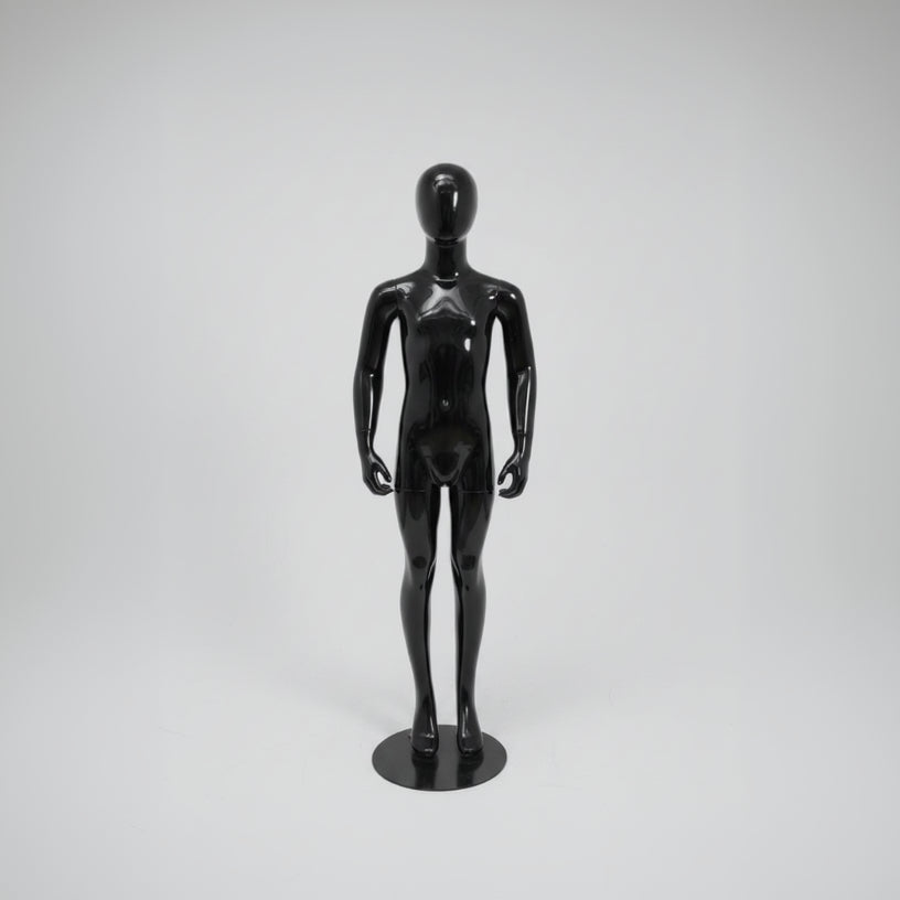 Barnemannequin. Sort høyglans med hode. 8–10 år. H134 cm. Stående