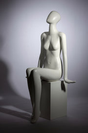 Faceless damedukke. Hvit, matt med Faceless hode. Luffehender. Sittende