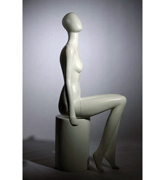 Faceless damedukke. Hvit, matt med Faceless hode. Luffehender. Sittende