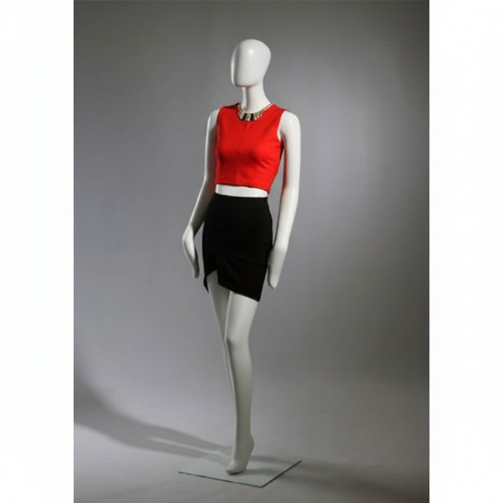Faceless damemannequin. Hvid, mat med Faceless hoved. Luffehænder. Står ret