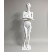 Mannekeng. Dame 1 m/skulpturert hår. Hvit. Armer over brystet