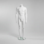 Headless herremannequin. Hvit, matt. Står rett - trent