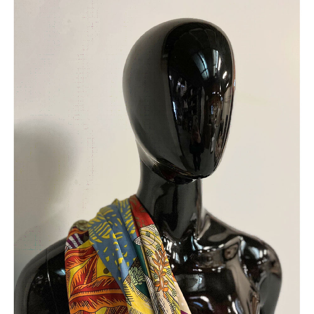 Faceless damedukke. Sort, høyglans med Faceless hode. Kan brukes med eller uten hode. Modell B