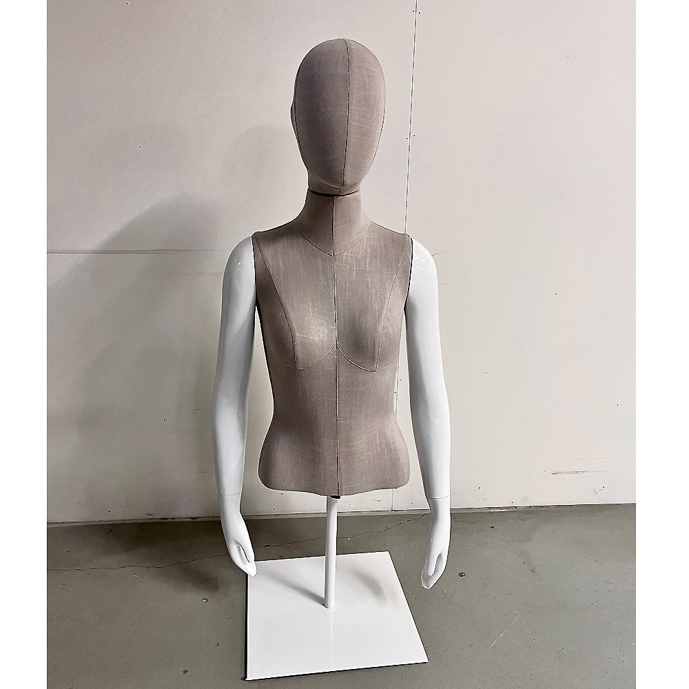 Dameoverdel, kort - torso med hode m. nett, egghead, øre i linfarget. Metall fotplate. Hvit high gloss. Luffehender. Til borddisplay