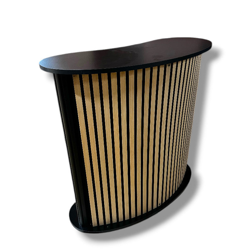 Buet disk med hylle. Front med akustikkplate / trelameller. B104 x D43 x H105 cm.