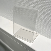 Skiltholder til bord, skrå A7 bortsett fra 2 mm. (Skiltemål B7,4 cm H10,3 cm)