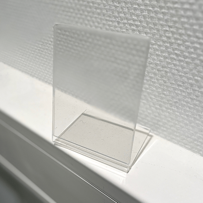 Skiltholder til bord, skrå A7 bortsett fra 2 mm. (Skiltemål B7,4 cm H10,3 cm)