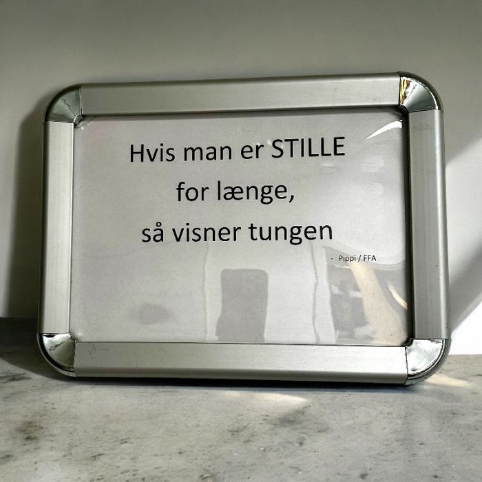 Vegginnramming, A4. Aluminium med blanke hjørner.