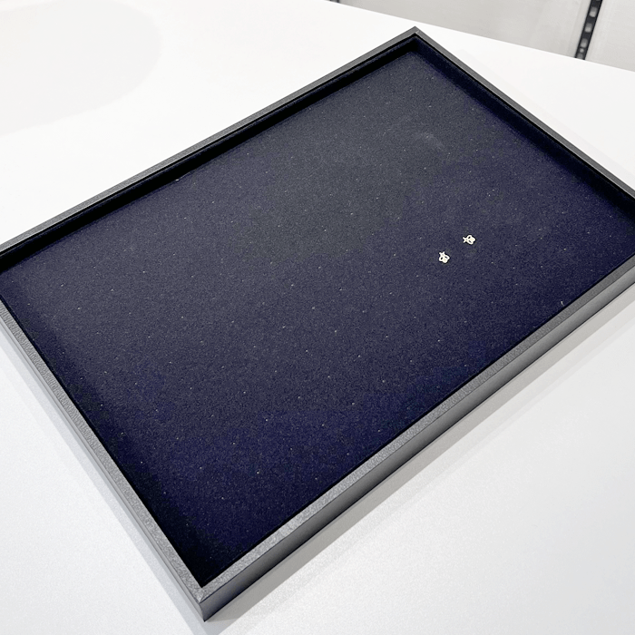 Smykkebakke for ørestikk. Sort fløyel