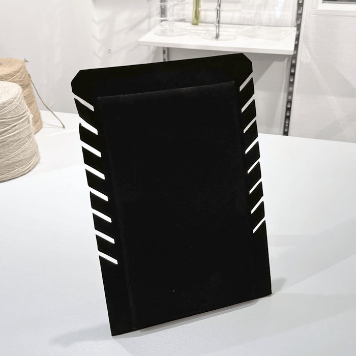 Halskjede-display. 8 kjeder. 19 x H28 cm. Sort fløyel