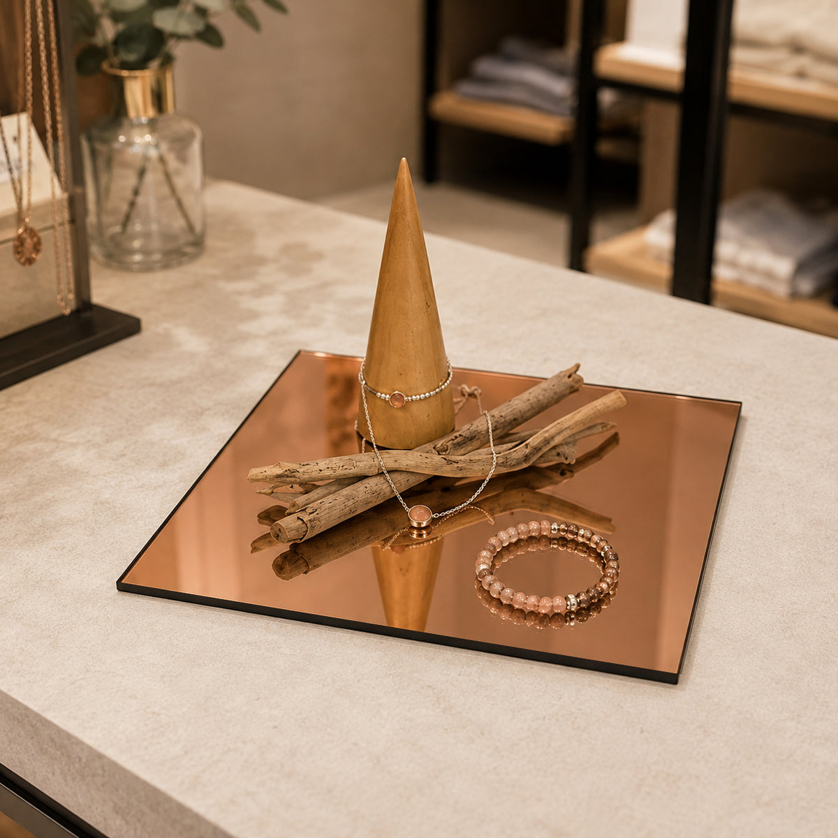 Speildisplay bronse. 27 x 27 cm.