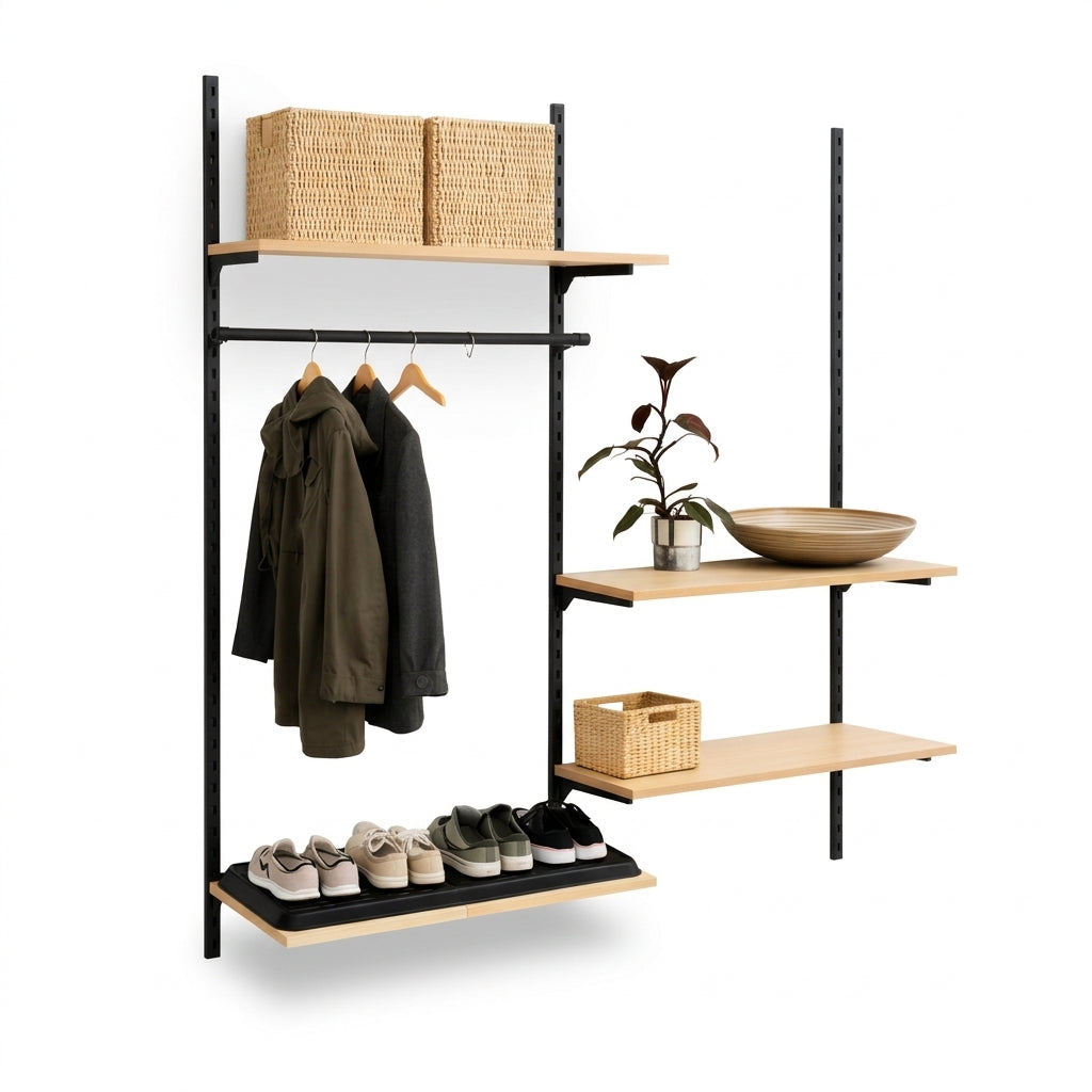 Veggssett med Framework skinner i svart, hyller i bøk og klesstang. Mål: ca. 185 x H244 cm. Som vist. Entré, garderobe og Walk-in.