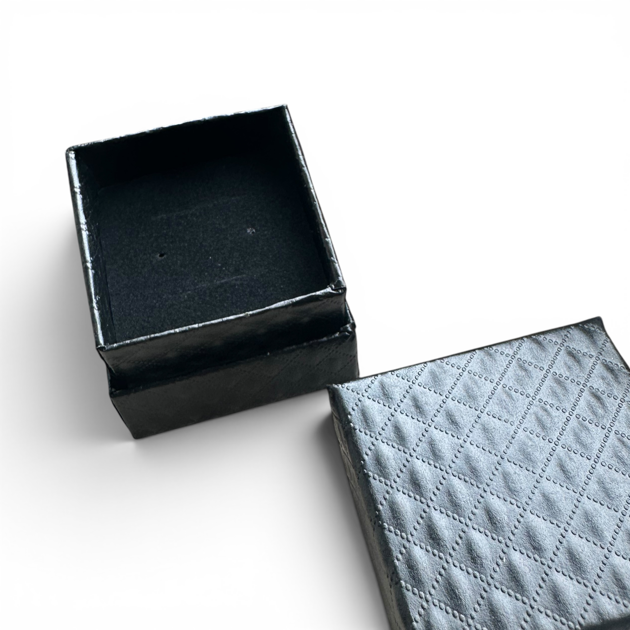 Smykkeeske. Svart. 5 x 5 x H 3 cm. - 20 stk. Pris vist per stk.