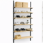 Framework-7. Vægskinne i sort, sett med hyller som vist.