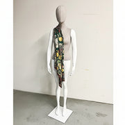 Damemannikenne - torso med hode m. nett, egghead, øre i linfarget. Metall fotplate. Hvit høyglans. Luffehender.