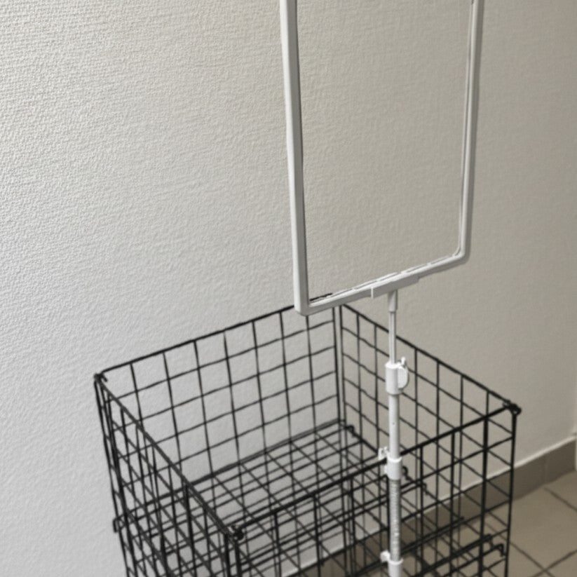 Skilt-holder, A4, med fjær til tråd, plast, hvit