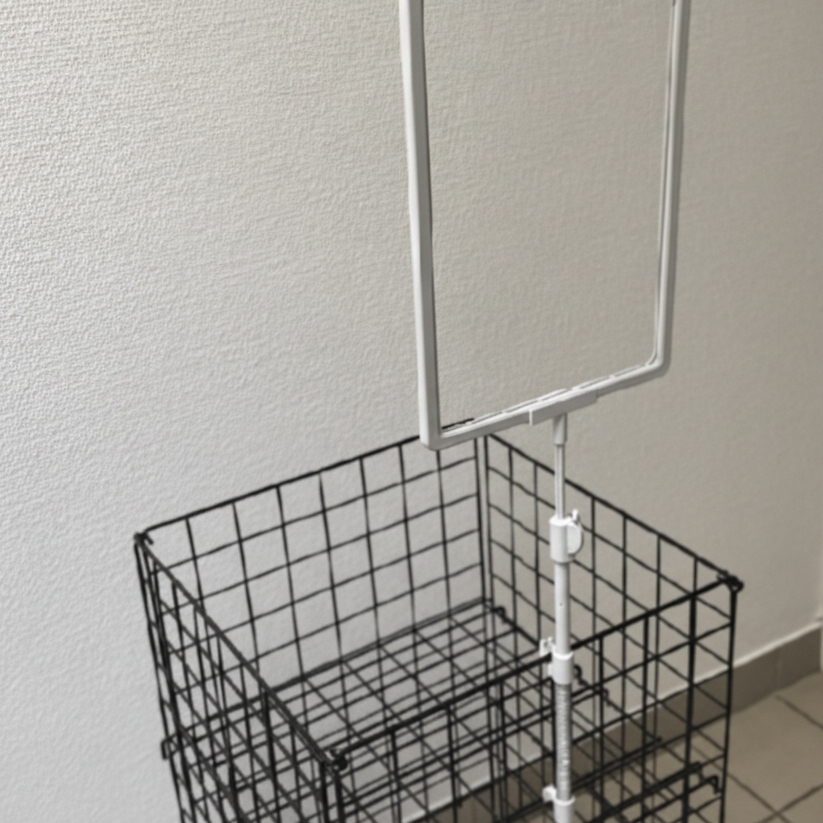 Skilt-holder, A4, med fjær til tråd, plast, hvit