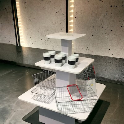 Pyramide, i varm hvit melamin, 40 / 60 / 90 x H120 cm