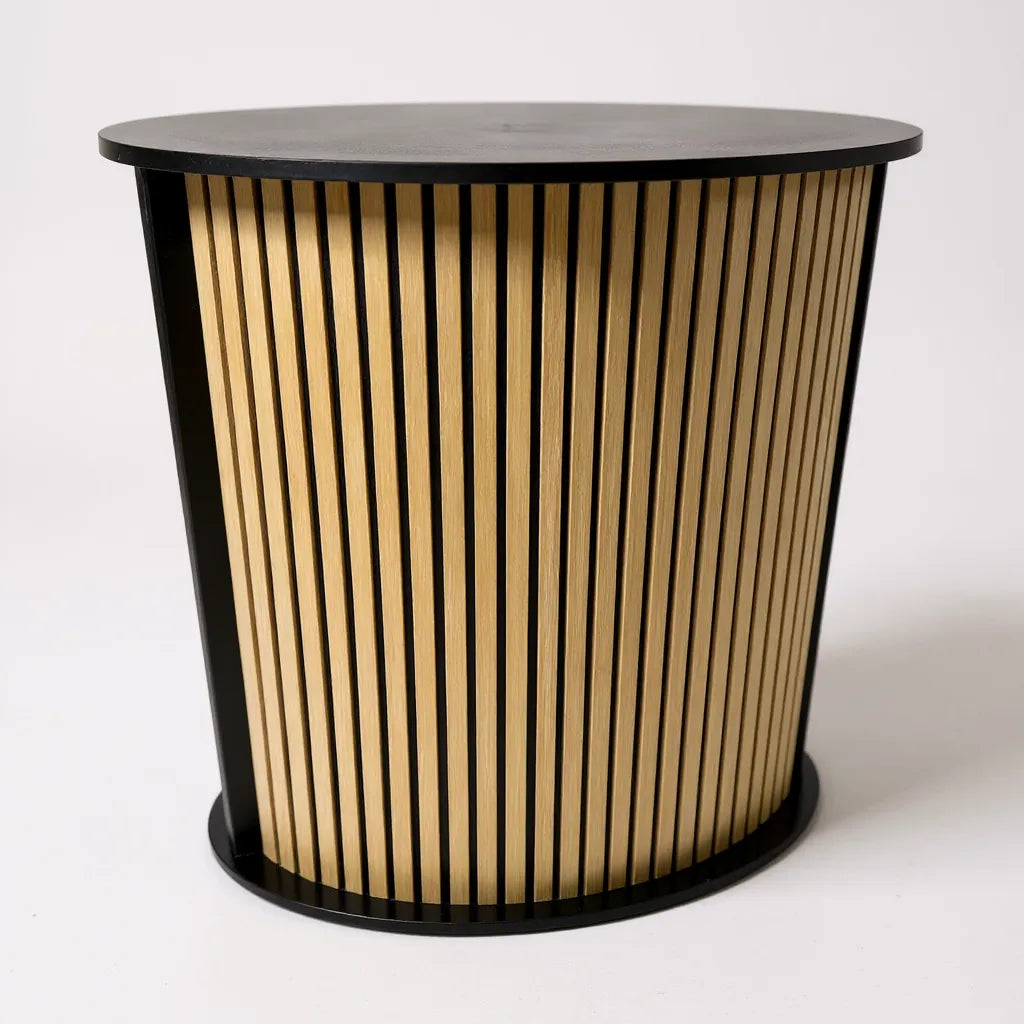 Buet disk med hylle. Front med akustikkplate / trelameller. B104 x D43 x H105 cm.