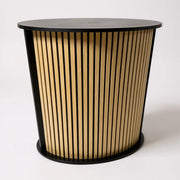 Buet disk med hylle. Front med akustikkplate / trelameller. B104 x D43 x H105 cm.
