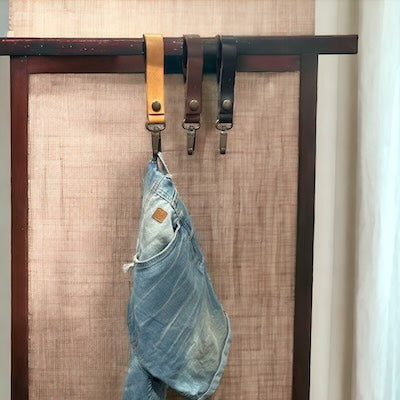 Lærreim med karabinkrok. Finnes i 4 farger