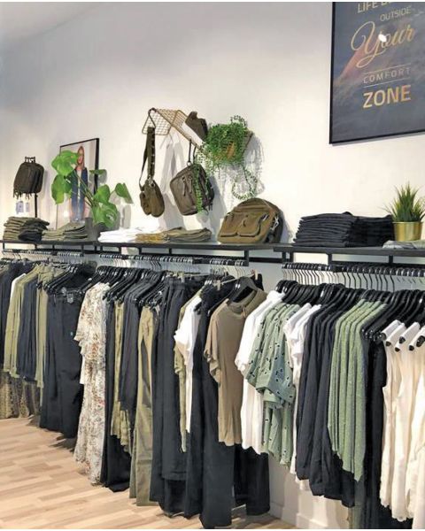 HAPPY! - Hylle m/ kleshengerstang & 2 frontheng. Sort