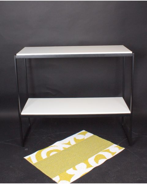 HAPPY! oplægsbord- / reol. B40 xD94 x H82 cm. Sort metal stel. Velg farge på bordplate